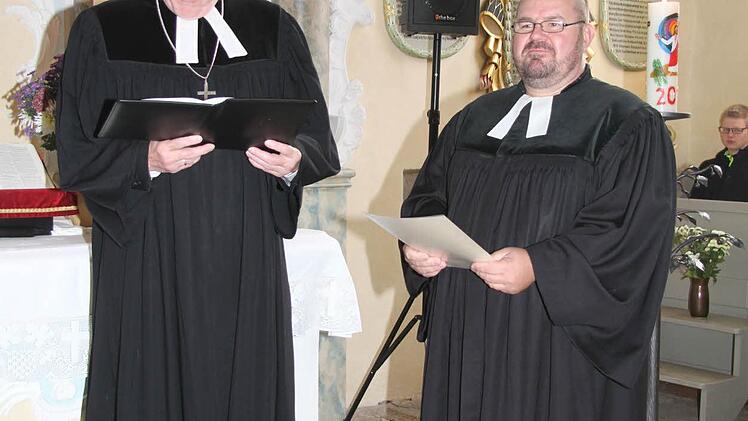 Dekan Jürgen Zinck freute sich mit Christian Schmidt, dass Schmidt nun "ordentlicher" Pfarrer ist. Foto: Sonja Adam
