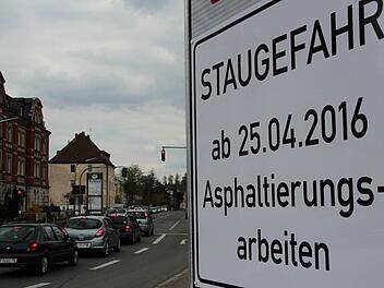 Schon jetzt weist ein Schild auf die bevorstehenden Verkehrsbehinderungen hin. Foto: Andreas Oswald