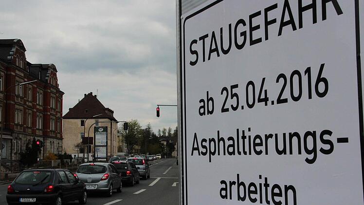 Schon jetzt weist ein Schild auf die bevorstehenden Verkehrsbehinderungen hin. Foto: Andreas Oswald