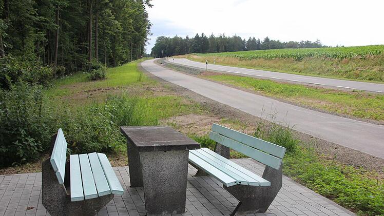 Ein Rastplatz entlang des Radweges oberhalb von Birkenfeld. Durchschnaufen nach dem Aufstieg.