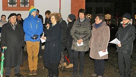Der Weihnachtskalender und seine Macher (von links): Godehard Maruschke und Arne Barfuß mit Pfarrerin Doris Otminghaus, Antje Eickhoff und Brigitte Amthor sowie Pfarrer Stephan Eschenbacher.