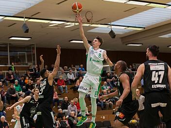 Arnoldas Kulboka von den Young Pikes ist mit einem "Floater" über Brian Wenzel (l.) hinweg erfolgreich. Die beiden Kirchheimer Johnathon Williams (2. v. r.) und Andreas Kronhardt (r.) schauen zu. Fotos: Kilian Schmitt