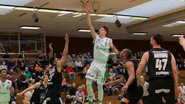 Arnoldas Kulboka von den Young Pikes ist mit einem "Floater" über Brian Wenzel (l.) hinweg erfolgreich. Die beiden Kirchheimer Johnathon Williams (2. v. r.) und Andreas Kronhardt (r.) schauen zu. Fotos: Kilian Schmitt