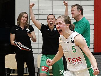 Liisi Sokman, die Damenbasketball in Bamberg lebt, tobt nach der Schlusssirene und dem stolzen 70:43 gegen W&uuml;rzburg &uuml;bers Feld. Mit ihr freuen sich Co-Trainerin Jessica Miller, die verletzte Sandra Schr&uuml;fer und Headcoach Ulf Schabacker (hinten v.&nbsp;l.). Foto: sportpress