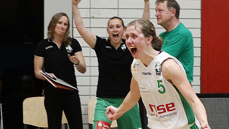 Liisi Sokman, die Damenbasketball in Bamberg lebt, tobt nach der Schlusssirene und dem stolzen 70:43 gegen W&uuml;rzburg &uuml;bers Feld. Mit ihr freuen sich Co-Trainerin Jessica Miller, die verletzte Sandra Schr&uuml;fer und Headcoach Ulf Schabacker (hinten v.&nbsp;l.). Foto: sportpress