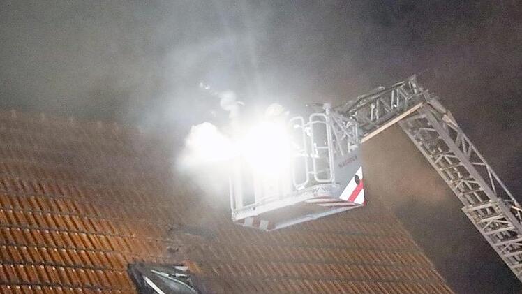 Die Einsatzkräfte der Feuerwehr entfernten Dachziegel, um an den Brandherd zu gelangen. Ein technischer Defekt an einem stromführenden Kabel hat laut Polizei den Brand ausgelöst.  Foto: Michael Stelzner