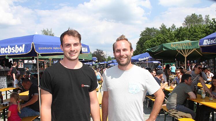 Die beiden Veranstalter Florian Gebauer und Hendrik Kuhlmann waren begeistert: Das Street Food-Festival zog viele Genießer aus nah und fern an. Foto: Sonny Adam
