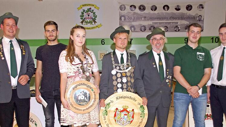 Die Jugend war stark beim Königsschießen in Oberschleichach. Unser Bild zeigt von links Sportwart Tobias Jäger, Jugend-Ritter Lukas Schwemlein, Jugendkönigin Melanie Rügheimer, Schützenkönig Sebastian Raab, seine Ritter Armin Schneider und Patrick Schumm sowie den Schützenvereins-Vorsitzenden Daniel Kaiser.
