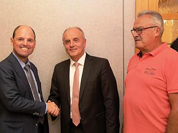 Der Landtagsabgeordnete  Michael Hofmann (links) gratuliert Markus Grüner zur Kandidatur, rechts der Bärnfelser CSU-Ortsvorsitzender Oswin Gmelch. Foto: Franz Galster