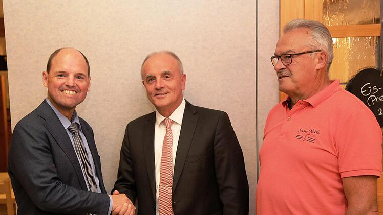 Der Landtagsabgeordnete  Michael Hofmann (links) gratuliert Markus Grüner zur Kandidatur, rechts der Bärnfelser CSU-Ortsvorsitzender Oswin Gmelch. Foto: Franz Galster