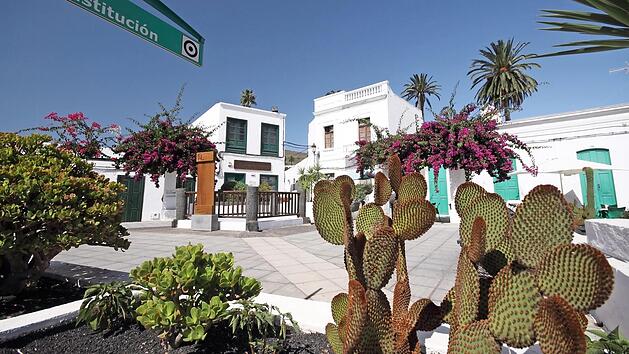 Die wei&szlig;en H&auml;user sind ein Kennzeichen der Insel. Foto: Raimund G&ouml;hlich