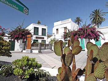 Die wei&szlig;en H&auml;user sind ein Kennzeichen der Insel. Foto: Raimund G&ouml;hlich