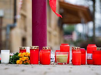 Baden-W&uuml;rttemberg, Rot am See: Am Tag nach den t&ouml;dlichen Sch&uuml;sse in Rot am See auf 6 Menschen liegen Blumen und Kerzen vor dem Tatort. Foto: Tom Weller/dpa