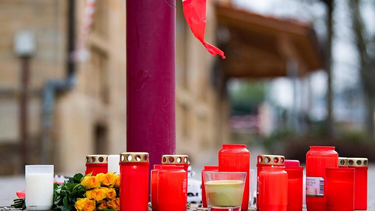 Baden-W&uuml;rttemberg, Rot am See: Am Tag nach den t&ouml;dlichen Sch&uuml;sse in Rot am See auf 6 Menschen liegen Blumen und Kerzen vor dem Tatort. Foto: Tom Weller/dpa