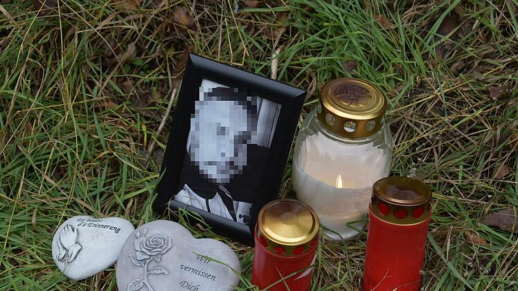 Neben dem Radweg zwischen Bad Neustadt und Hohenroth im Landkreis Rhön-Grabfeld wurden dort, wo der 26-jährige Radfahrer zu Tode kam, Fotos, Kerzen und Steine zur Erinnerung aufgestellt. In den letzten Tagen sind noch weitere Gegenstände hinzugekommen.