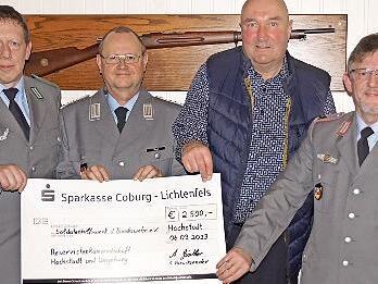 Im Beisein von Unteroffizier d. Res. Alexander Günther, Hauptmann d. Res. Georg Hagel, Stabshauptmann a. D. Wolfgang Klöckner und Hauptfeldwebel d. Res. Matthias Engel fand die symbolische Übergabe des Spendenschecks mit einem Wert von 2500 Euro a...