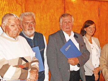 Der CSU-Ortsverband Welitsch feierte Jubil&auml;um: Angela Konrad (v. l.), Reinhard Horn, Josef Konrad, Hans Konrad, Georg Konrad, Susanne Heinlein, Heinz Hausmann zusammen mit B&uuml;rgermeister Stefan Heinlein.