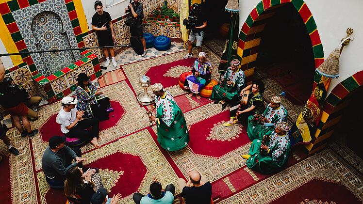Ein Land, wie ein Kaleidoskop. In Marokko arbeitet die Band Juli mit lokalen Künstlern zusammen. Das Ziel: Den Song "Dieses Leben" neu zu interpretieren.