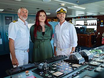 Star-Gast an Bord der MS Amadea ist in dieser Folge Fitness-Influencerin Sophia Thiel als Nina Ahrens. Als Kreuzfahrtdirektor Oskar Schifferle h&ouml;rt, dass sie Reise-Influencerin ist, verlangt er von Kapit&auml;n Max Parger (Florian Silbereisen, rechts) und Staff-Kapit&auml;n Martin Grimm (Daniel Morgenroth) eine Sonderbehandlung f&uuml;r sie.