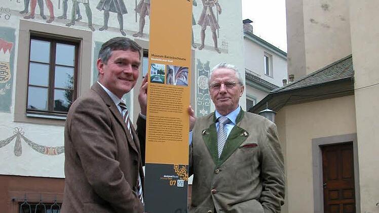 Der Entwurf einer Informationsstelle zur "denk-mal-route" zeigen die Bürgermeister Peter Deeg und Peter Kornell. Foto: Ahnert
