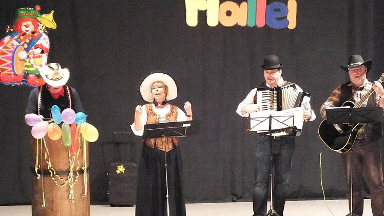 Wussten die Marktgeschehnisse gekonnt zu kommentieren (von links): die "Gemeegucker" Alois Neugebauer, Angela Mammitzsch, André Bocklet und Arno Dusemond.