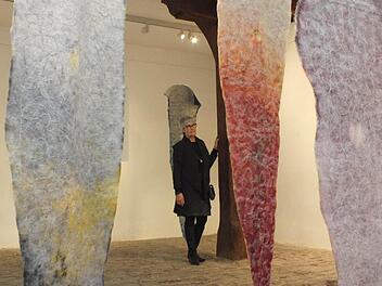 Christine Wehe-Bamberger und ihre Fadenfilzfiguren, die so genannten "Mongen" in den Räumen des Deutschordensschlosses in Münnerstadt. Fotos: Björn Hein