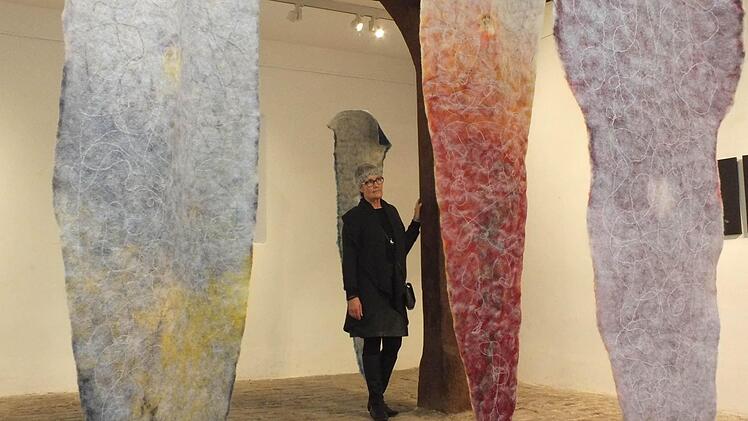 Christine Wehe-Bamberger und ihre Fadenfilzfiguren, die so genannten "Mongen" in den Räumen des Deutschordensschlosses in Münnerstadt. Fotos: Björn Hein