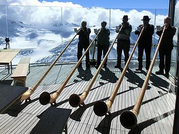 Auf dem höchsten Gletscher Tirols musizieren Günter Schaub, Priska Kolbeck, Willi Schüler, Martin Koch und Otto Tischer. Foto: Alphornbläser