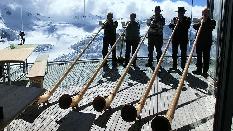 Auf dem höchsten Gletscher Tirols musizieren Günter Schaub, Priska Kolbeck, Willi Schüler, Martin Koch und Otto Tischer. Foto: Alphornbläser