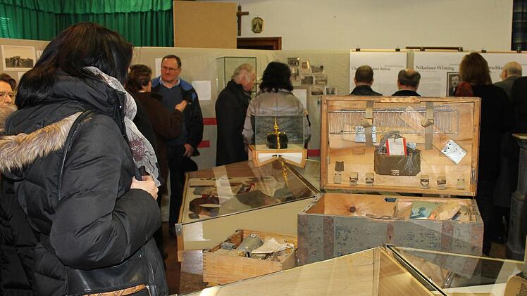 Viele Besucher sind zur Ausstellungseröffnung am Sonntag gekommen, um sich die vielen Exponate und Einzelschicksale anzusehen. Foto: Janina Reuter