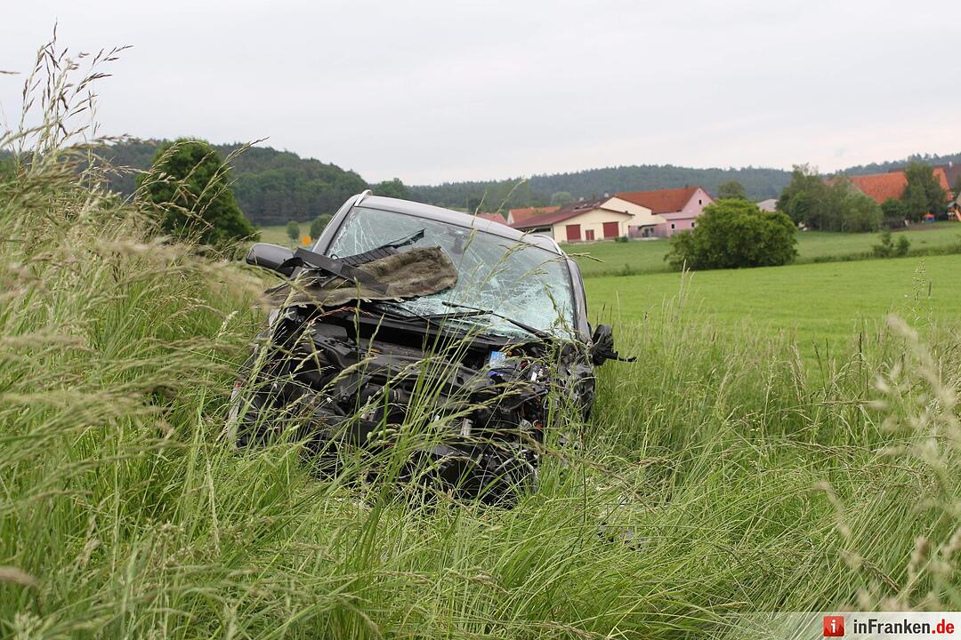 Fahrzeuge kollidieren auf Staatsstrasse