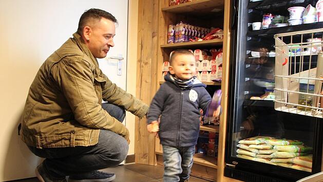 Der kleine Raphael aus Bad Br&uuml;ckenau darf sich einen Weihnachtsmann mitnehmen. Artikel, die vom Weihnachtsfest &uuml;brig geblieben sind, liegen zum Verschenken aus. Ulrike M&uuml;ller
