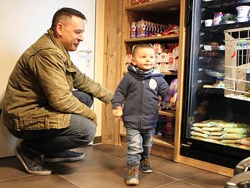 Der kleine Raphael aus Bad Brückenau darf sich einen Weihnachtsmann mitnehmen. Artikel, die vom Weihnachtsfest übrig geblieben sind, liegen zum Verschenken aus. Ulrike Müller