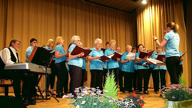 Der Gesangverein "Cäcilia" wurde von Alexander Hümmrich auf dem Keyboard begleitet. Susanne Deuerling