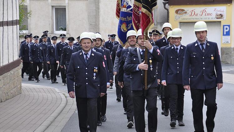 Wehren der Großgemeinde Oerlenbach und des THW's gaben sich die Ehre bei der Kirchenparade zum Großgemeinde-Feuerwehrtag der Gemeinde Oerlenbach im Ortsteil Eltingshausen. Foto: Peter Klopf