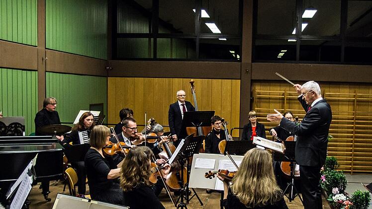 Impressionen vom Neujahrskonzert mit dem Musizierkreis Neustadt unter der Leitung von Norbert Luche.Foto: Jochen Berger