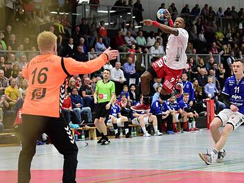 Gary Hines (am Ball) zeigte sich mit zehn Treffern beim klaren 36:26-Sieg des HSC Bad Neustadt gegen die TG Landshut in bester Wurf- und Torlaune. Anand Anders