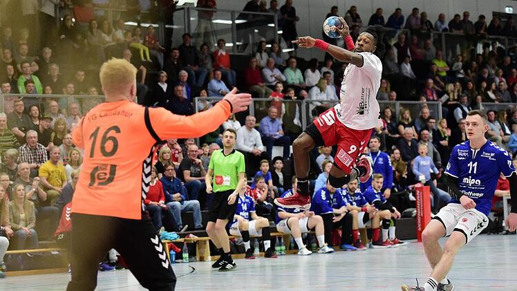 Gary Hines (am Ball) zeigte sich mit zehn Treffern beim klaren 36:26-Sieg des HSC Bad Neustadt gegen die TG Landshut in bester Wurf- und Torlaune. Anand Anders