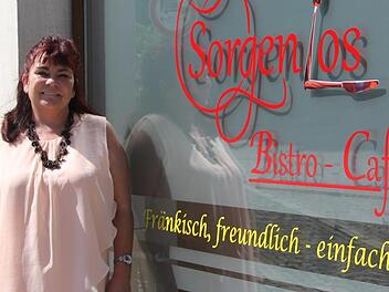 Melani Buchmann stellt heute Essen f&uuml;r Hilfsbed&uuml;rftige vor ihr Caf&eacute;.  Foto: Andreas Schmidt