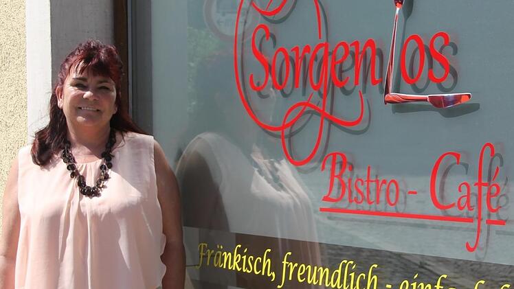Melani Buchmann stellt heute Essen für Hilfsbedürftige vor ihr Café.  Foto: Andreas Schmidt