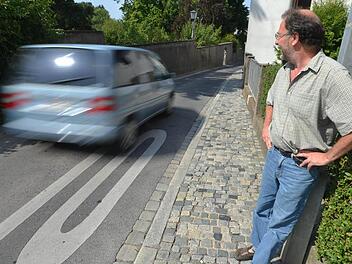 Die Entscheidung über eine Tempoüberwachung wurde noch einmal vertagt. Die  Freien Wähler wollen die Einführung mit einer Überprüfung der  Tempo-10-Zonen wie hier am Maienbrunnen koppeln. Sie seien kaum einzuhalten, so die Argumente vieler Autofahrer.  Foto:  Ronald Rinklef