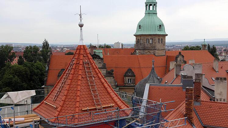 Das frisch bekrönte Türmchen vor der Kulisse der ehemaligen Wilhelmspost.