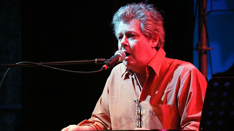 Die Altmeister aus der "Spencer Davis Group" ließen es in Bamberg krachen: Eddie Hardin am Keyboard. Foto: Matthias Hoch