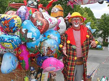 An Rudi Balloni kommt so schnell niemand vorbei: Mit viel Charme zieht der Clown große und kleine Besucher in seinen Bann. Fotos: Sonja Adam