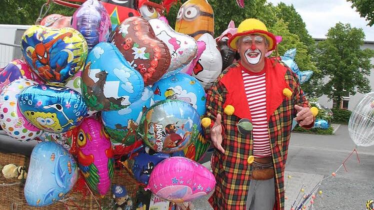 An Rudi Balloni kommt so schnell niemand vorbei: Mit viel Charme zieht der Clown große und kleine Besucher in seinen Bann. Fotos: Sonja Adam