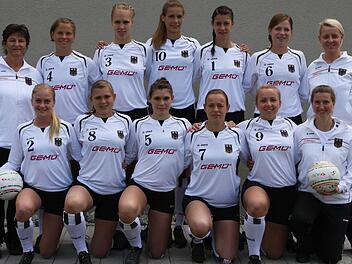 Die deutsche Faustball-Nationalmanschaft der Damen. Hinten, von links: Co-Trainerin Sabine Carle, Eva Krämer, Sonja Pfrommer, Theresa Schröder, Cindy Ristel, Annika Lohse, Bundestrainerin Silke Eber sowie (vorne, von links) Hinrike Seitz, Annika Bösch, Stephanie Dannecker, Linda Scholze, Anna Lisa Aldinger und Physiotherapeutin Kerstin Schmid.  Foto: privat