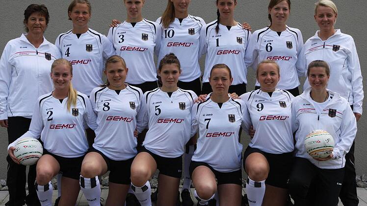 Die deutsche Faustball-Nationalmanschaft der Damen. Hinten, von links: Co-Trainerin Sabine Carle, Eva Krämer, Sonja Pfrommer, Theresa Schröder, Cindy Ristel, Annika Lohse, Bundestrainerin Silke Eber sowie (vorne, von links) Hinrike Seitz, Annika Bösch, Stephanie Dannecker, Linda Scholze, Anna Lisa Aldinger und Physiotherapeutin Kerstin Schmid.  Foto: privat
