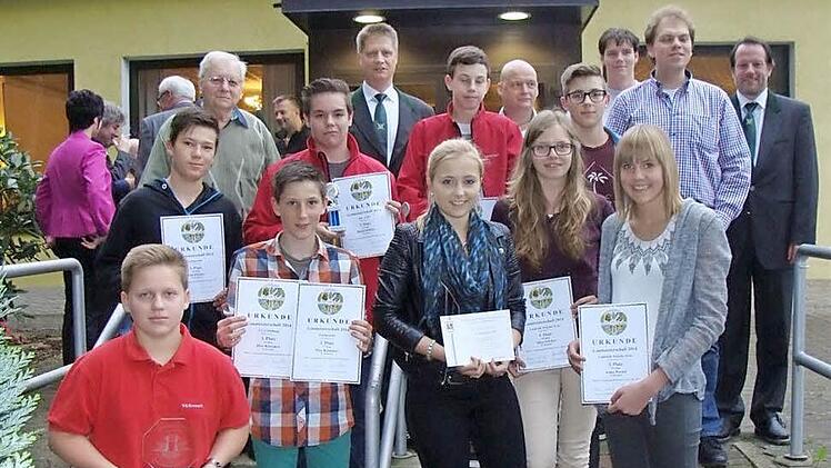 Die Kronacher Schützenjugend (in den ersten beiden Reihen, von links): Robin Deuerling, Tim Förster, Max Kümmet, Daniel Höfner (war bei der Bayerischen Meisterschaft dabei), Alina Müller, Alexander Rösch, Alisa Stöcker, Leon Müller (Jungschützenkönig), Anna Porzel; (hinten, von links): Trainer Lothar Kalla, Schützenmeister Frank Jungkunz, Gerd-Heinrich Grebner, Jan Biniszewski, Sebastian Heim und Zweiter Schützenmeister Matthias Kümmet. Foto: Helmut Rauch