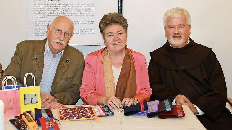 Rüdiger Hamisch, Ingeborg Hamisch und Pater Christoph (von links) tun ihr Möglichstes, um den Menschen in Syrien zu helfen.