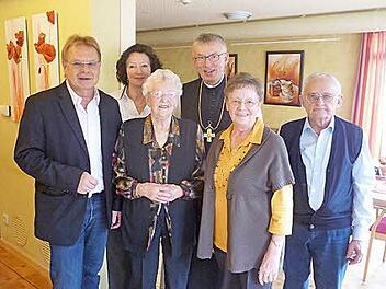Meta Heim (Dritte von links) zusammen mit (von links) Bürgermeister Wolfgang Beiergrößlein, ihrer Nichte Angelika Förtsch, ihrem Neffen Abt Dr. Maximilian Heim sowie ihrer Schwester Marianne Ziegler mit Ehemann Alfred